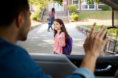 Vater bringt kind mit dem Auto zur Schule